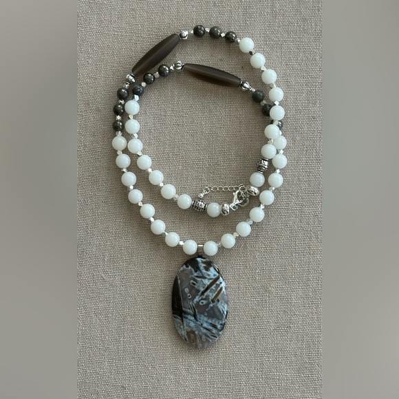 Beautiful 24 inch Mixed bead necklace (with matching earrings) - Picture 6 of 15